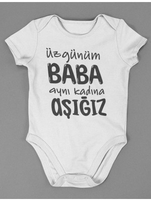 Sevbano Üzgünüm Baba Aynı Kadına Aşığız ! Yazılı Pamuklu Yumuşak Unisex Çıtçıtlı Body Zıbın
