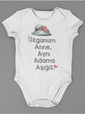 Sevbano Üzgünüm Anne Aynı Adama Aşığız ! Yazılı Pamuklu Yumuşak Unisex Çıtçıtlı Body Zıbın