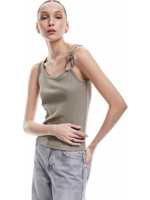 Koton Asimetrik Yaka Metal Aksesuarlı Dar Kesim Kolsuz Bluz