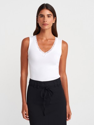 Dilvin 31778 Dantel Detaylı Top-Beyaz