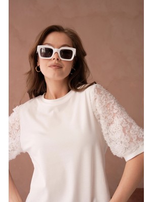 Bisiklet Yaka Kolları Yoğun Tül Detaylı Basic T-Shirt