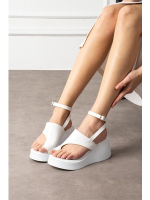 Shoetek Lorinio Kadın Sandalet Parmak Arası Bilekten Dolamalı Dolgu Taban Beyaz Rugan