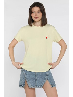 Gülseli Kadın Bisiklet Yaka Kalp Nakışlı Tişört