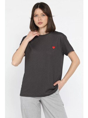 Gülseli Kadın Bisiklet Yaka Kalp Nakışlı Tişört