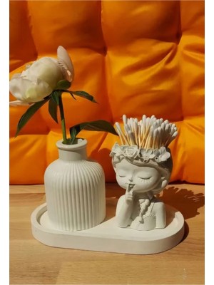 Beyaz Renk Özel Tasarım Çiçek Taçlı Kız Dekoratif Minimal Pampas Kuru Çiçek Vazosu