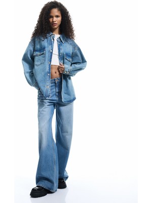 Koton Uzun Kollu Klasik Yaka Cep Detaylı Düğmeli Pamuklu Oversize Denim Gömlek