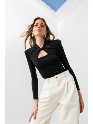 Siyah Vatkalı Cut Out Detaylı Uzun Kollu Bluz