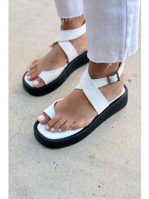 Betran Mat Deri Toka Detaylı Kadın Sandalet Beyaz