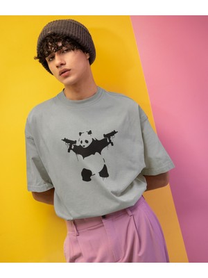 Terzili Giyin Silahlı Panda Baskılı Oversize Erkek Tişört