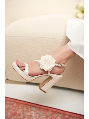 Roche Sedef Beyaz Gül Detaylı Gelin Ayakkabısı
