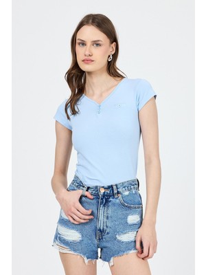 Mavi V Yaka Düğmeli Cep Detaylı Slim Fit Tişört 2213