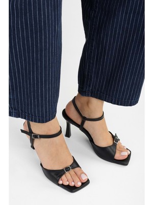 Kadın Lucien Siyah Cilt Kemer Tokalı Topuklu Ayakkabı