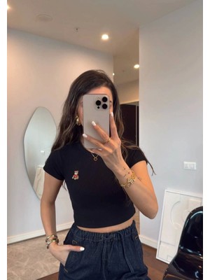 Janes Bisiklet Yaka Kısa Kollu Nakışlı Crop - Siyah