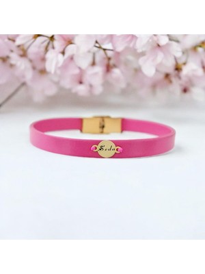 Altın Plakalı 14 Ayar Kadınlar İçin Yuvarlak Figürlü Derili İsme Özel Bileklik-394İsim-Pembe