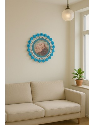 El Yapımı Mavi-Beyaz Çiçekli Örgü Duvar Süsü