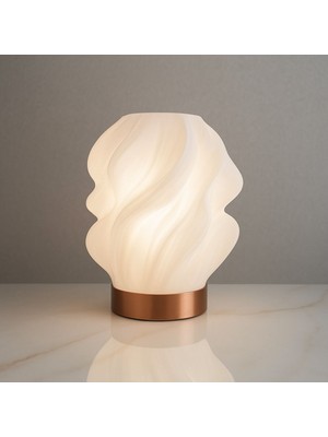 Estetik ve Fonksiyon Bir Arada: Modern Masa Lambası