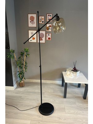 Bal Rengi Cam Lambader Siyah Metal Gövde Modern Dekoratif Metal Oturma Odası Zemin Lambası