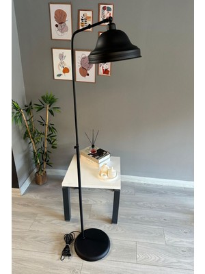 Siyah Lambader Düz Hareketli Başlık Modern Dekoratif Metal Oturma Odası Çalışma Odası Zemin Lambası