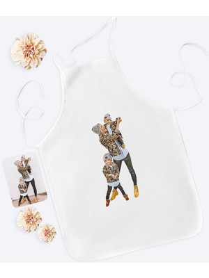 Kişiye Özel Tam Boy Anne Kız ve Oğul Karikatürlü Beyaz Mutfak Önlüğü-1