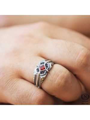 Nusret Takı 925 Ayar Gümüş Garnet Kare Taşlı Motifli Erkek Yüzük