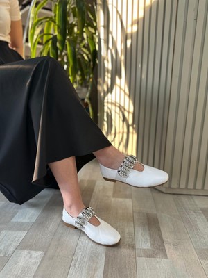 Jolie Beyaz Deri Lastik Tokalı Kadın Babet