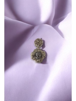 Metal Kadın Figürlü Broş