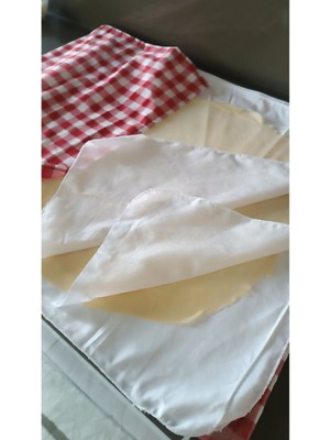 Mediterian Kırmızı Yufka Serme Örtüsü, 60x60 cm, Pratik ve Şık Mutfak Gereci