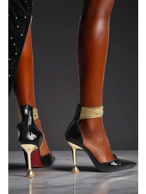 Kadın Heykelsi Tasarım Topuklu Altın Detaylı Topuklu Ayakkabı Sivri Burun Model