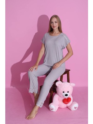 Mlale Gri Fitilli Ince Raporlu Kumaş Kol ve Paça Dantelli Kısa Kollu Bayan Pijama Takımı 4059-G