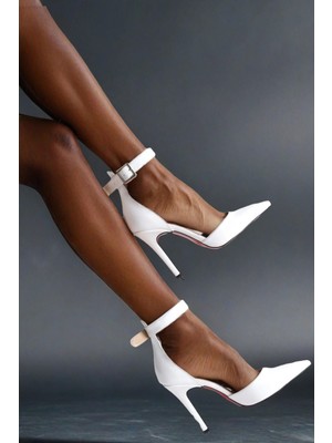 Kadın Sivri Burun Bilekten Bağlamalı Siyah Rugan Topuklu Parlak Gece Ayakkabısı