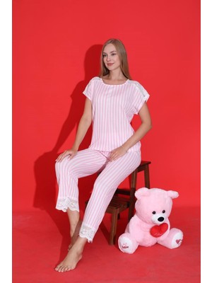 Mlale Pembe Çizgili Fitilli Ince Raporlu Kumaş Kol ve Paça Dantelli Kısa Kollu Bayan Pijama Takımı 4064-B