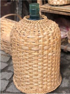 Mediterian Renkli Hasır Damacana Kılıfı, şık ve doğal görünüm sağlar.