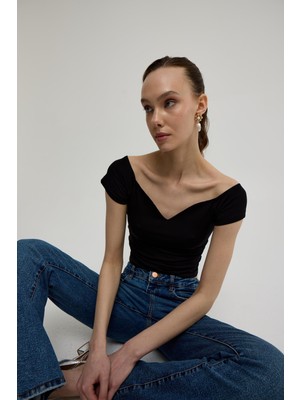 Kadın Siyah Kalp Yakalı Kısa Kollu T-Shirt