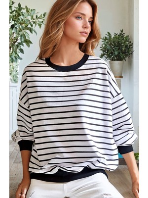 Kadın Beyaz-Siyah Çizgili Renk Bloklu 0 Sıfır Yaka Oversize Salaş Bol Kesim Polar Sweatshirt