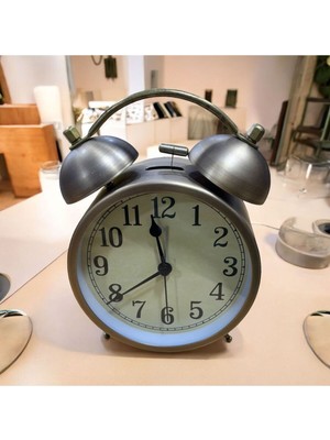 Dekoratif Alarmlı ve Işıklı Metal Eskitme Tarz Masa Saati