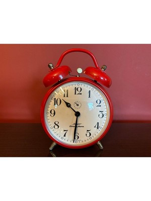 Alman Jerger Kırmızı Kurmalı Masa Saati 16  cm  Çapında 22,5  cm  Yüksekliğinde