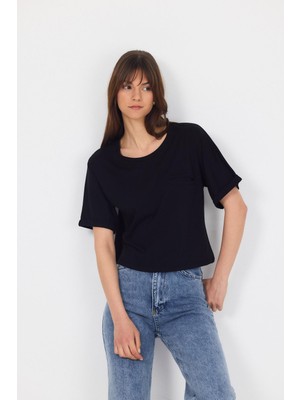 Siyah Sahte Cep Detaylı Bisiklet Yaka Crop Tişört 2136M