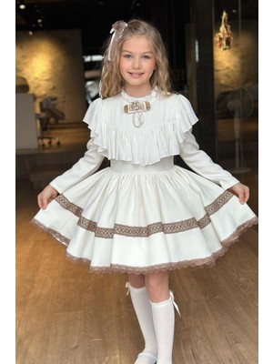 Kız Çocuk Göğsü ve Yakası Fırfırlı Eteği Pliseli Dantel Şerit Detaylı Beyaz Elbise