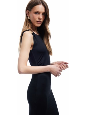 Koton Asimetrik Yaka Metal Aksesuarlı Kolsuz Midi Kalem Elbise