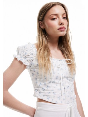 Koton Kayık Yaka Bağcık Detaylı Fermuarlı Çiçekli Dar Kesim Poplin Crop Bluz