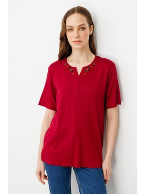 Kadın Açma Yaka Nakış Işlemeli T-Shirt Vişne