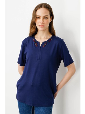 Desen Triko Kadın Açma Yaka Nakış Işlemeli T-Shirt Lacivert