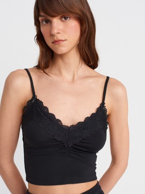 21017 Dantel Detaylı Top-Siyah