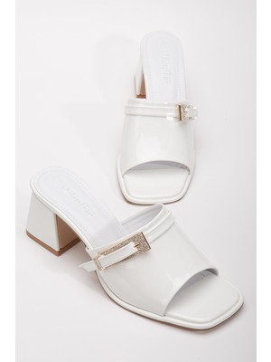 Dilimler Ayakkabı Büyük Beden Kadın Topuklu Terlik Beyaz Rugan Yüzlü Taşlı Tokalı