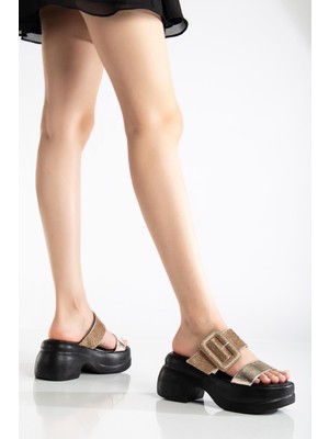 Dilimler Ayakkabı Kadın Dolgu Topuklu Terlik Gold 2 Bantlı Kare Taş Tokalı