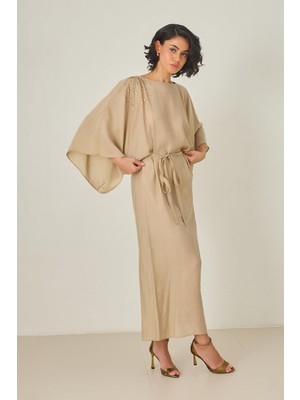 Setre Bej Dar Kalıp Omuzdan Taş Detaylı Beldenbağlamalı Midi Boy Uzun Kollu Elbise