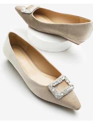 Kadın Bej Neolit Taban Taşlı Kare Toka Detaylı Sivri Burunlu Babet