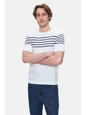 Kendrıck Beyaz Çizgili Bisiklet Yaka Triko Nakışlı Standard Fit Erkek Tshirt