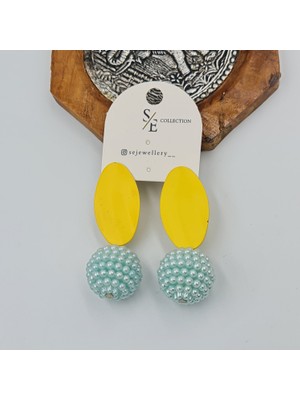 Akrilik Renkli Sarı Top Boncuk Detaylı Sallantılı Çivi Küpe
