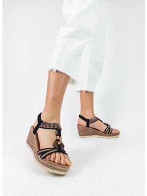 Gdt Ayakkabı Siyah Renk Dolgu Topuk Taş Işlemeli Lastikli  Hafif  Topuk Kadın Sandalet